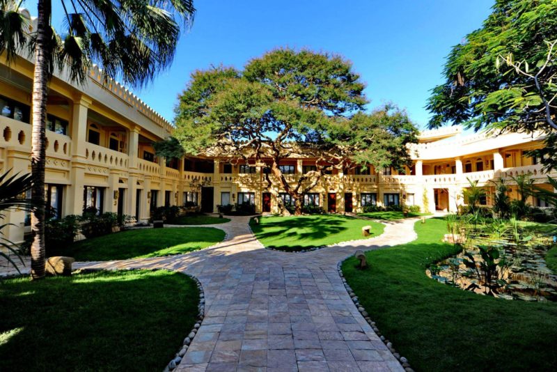 Jardin de l'hôtel Areidmar à Bagan - Birmanie | Au Tigre Vanillé
