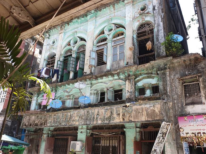 batiment-rue-yangon-birmanie Flâner dans les rues de Yangon - Birmanie | Au Tigre Vanillé
