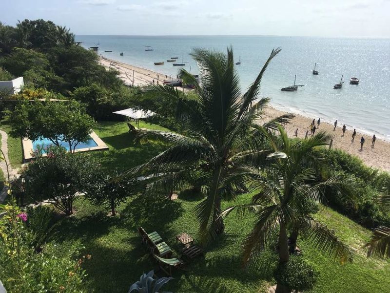 Jardin de l'hôtel Casa Babi sur la plage de Vilanculos - Mozambique | Au Tigre Vanillé