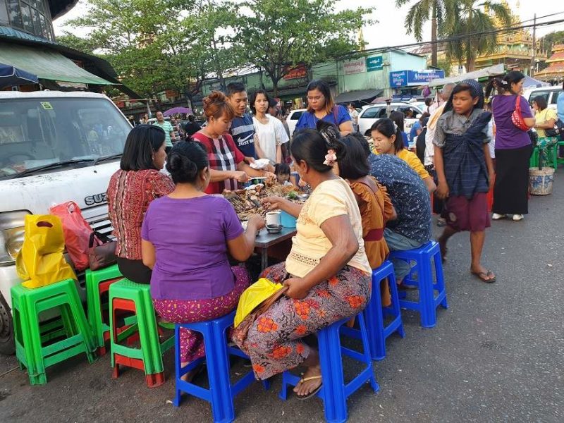 Dîner dans la rue à Yangon - Birmanie | Au Tigre Vanillé