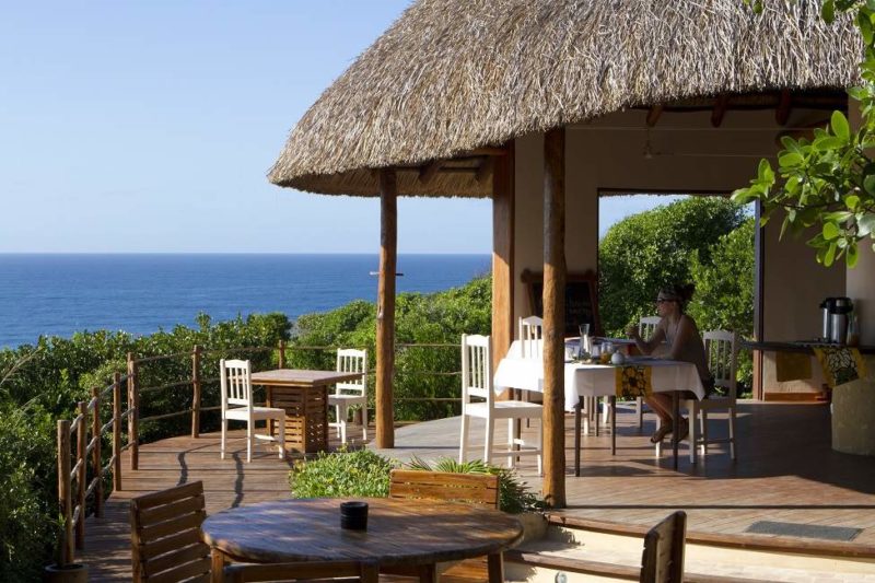 Terrasse du restaurant de l'hôtel Dunes de Dovela - Mozambique | Au Tigre Vanillé