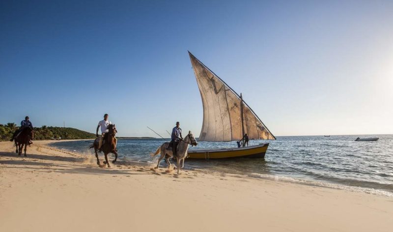 Balade à cheval sur la plage de l'Anantara Bazaruto - Mozambique | Au Tigre Vanillé