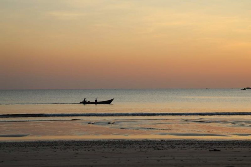 Pecheurs de retour sur la plage au coucher du soleil -Birmanie | Au Tigre Vanillé
