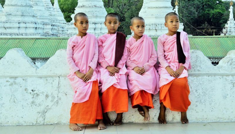 Quatre jeunes nonnes birmanes - Birmanie | Au Tigre Vanillé