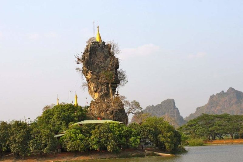 monastere-rocher-eau-hpa-an Entre nature et spiritualité dans la région de Hpa An - Birmanie | Au Tigre Vanillé