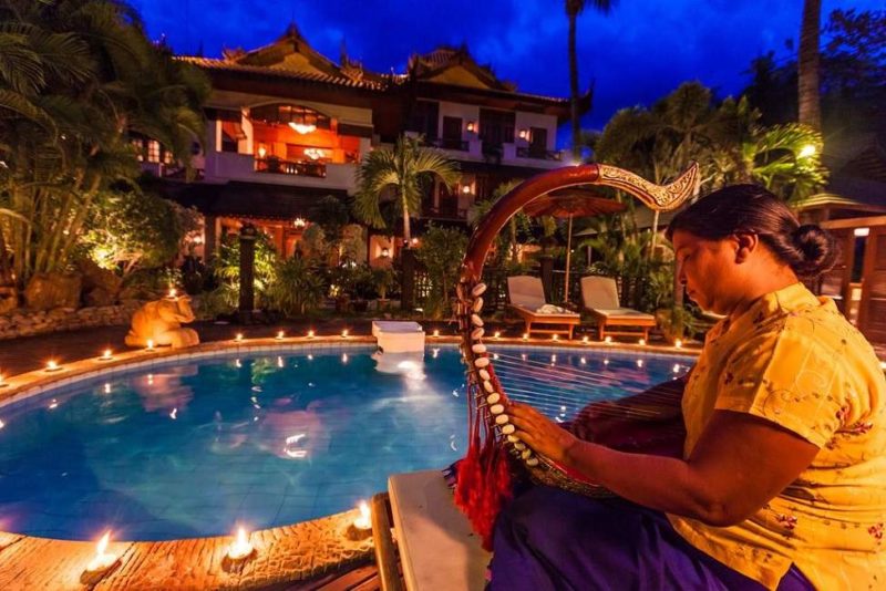 Piscine de l'hôtel Red Canal à Mandalay - Birmanie | Au Tigre Vanillé