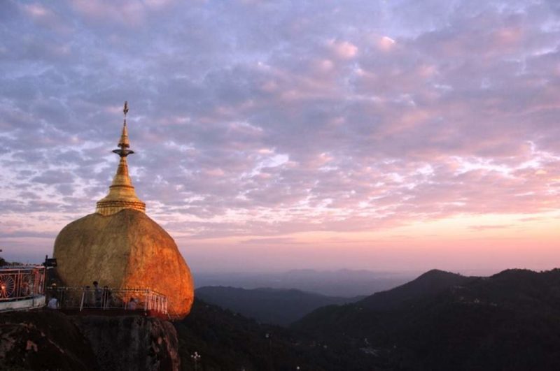 rocher-dor-soiree Coucher de soleil sur le Rocher d'Or - Birmanie | Au Tigre Vanillé