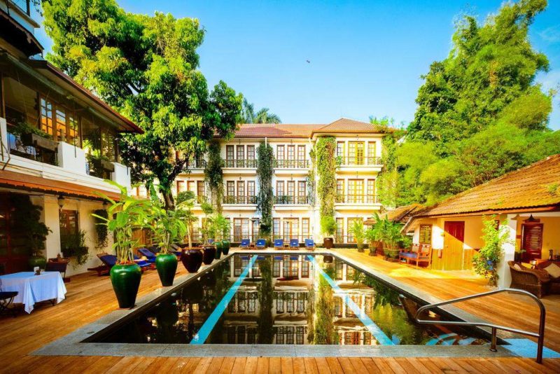 Piscine de l'hôtel Savoy à Yangon - Birmanie | Au Tigre Vanillé