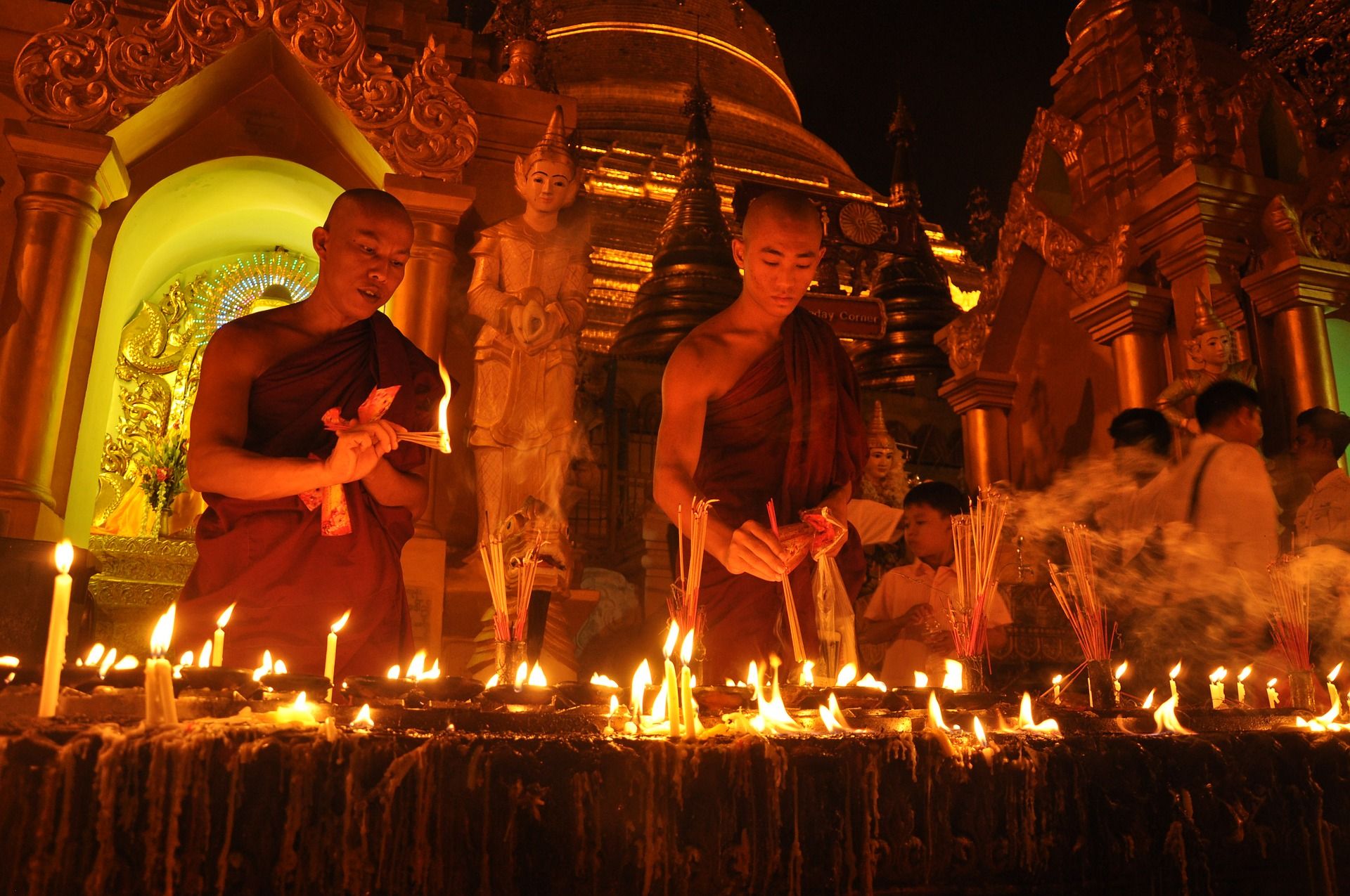shwedagon-nuit-moines Prières des moines à la pagode Shwedagon à Yangon - Birmanie | Au Tigre Vanillé