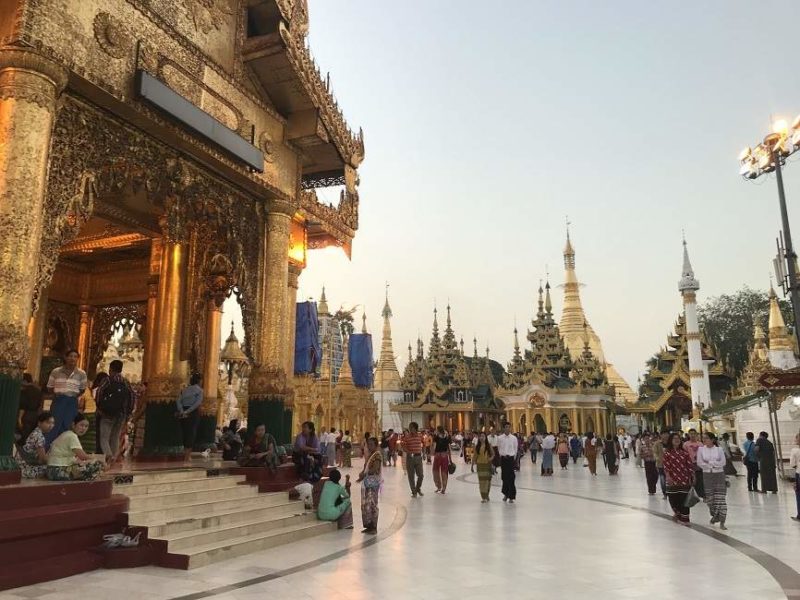 Fin de journée à la pagode Shwedagon - Birmanie | Au Tigre Vanillé