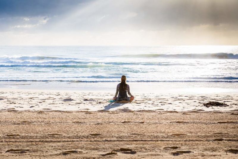 Yoga sur une plage de Mancora - Pérou | Au Tigre Vanillé