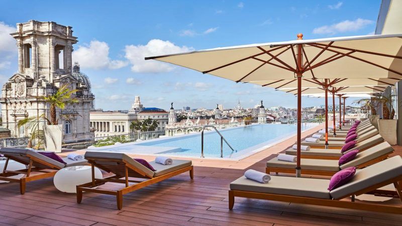 Piscine avec vue sur les toits de la ville au Gran Hotel Manzana Kempinski à La Havane - Cuba | Au Tigre Vanillé