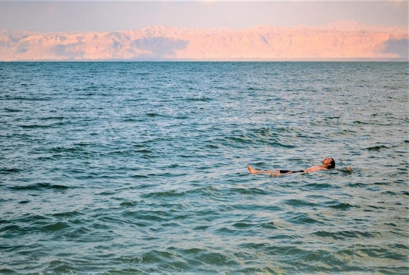 Flotter dans la mer Morte - Jordanie | Au Tigre Vanillé