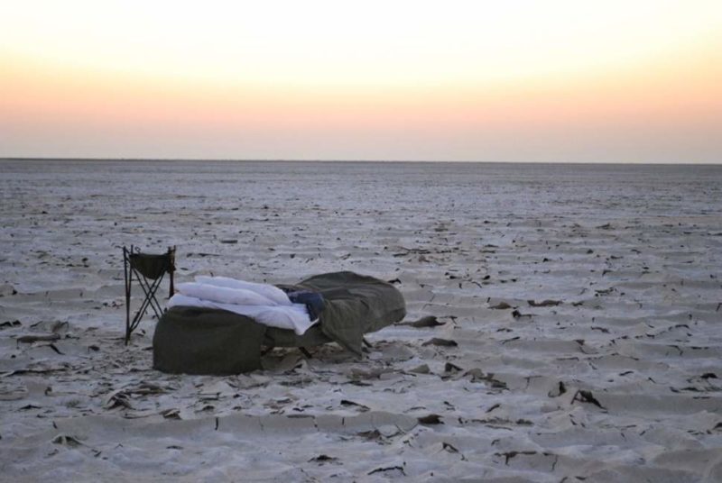 Lit de camping dans le désert - Botswana | Au Tigre Vanillé