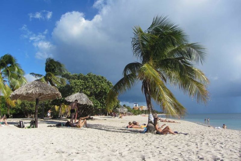 Détente sur la plage d'Ancon à Trinidad - Cuba | Au Tigre Vanillé