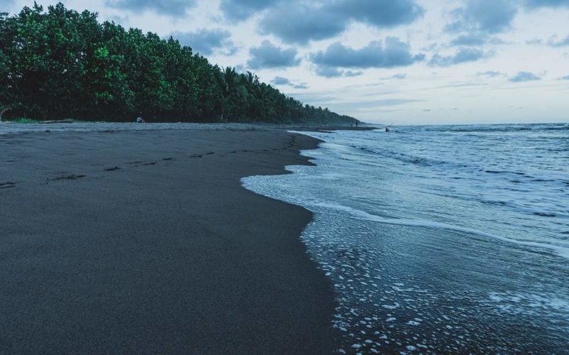 plage-sable-noir-tortuguero-costarica