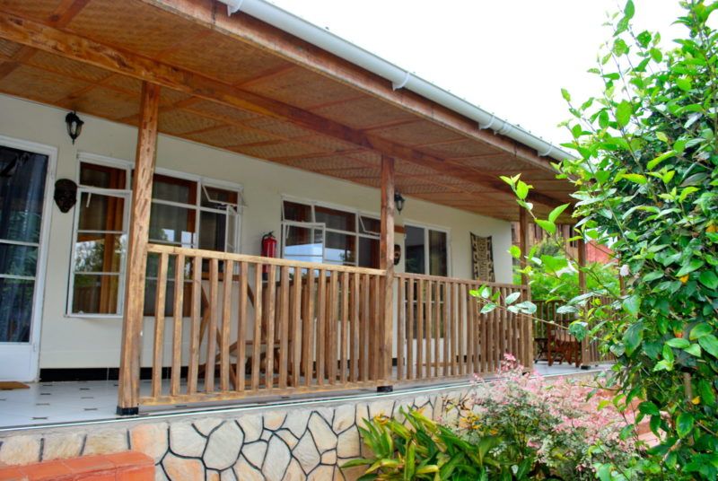 Terrasse du Papyrus Guesthouse à Entebbe - Ouganda | Au Tigre Vanillé