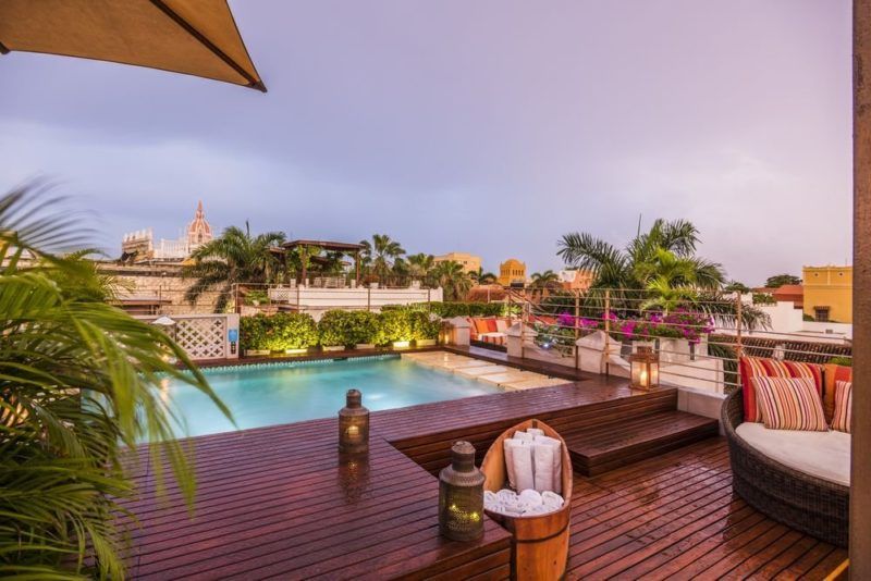 Piscine de l'hôtel Ananda avec vue sur les toits de Carthagène - Colombie | Au Tigre Vanillé