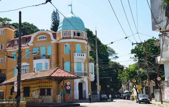 Batiment coloré dans une rue de Rio de Janeiro - Brésil | Au Tigre Vanillé