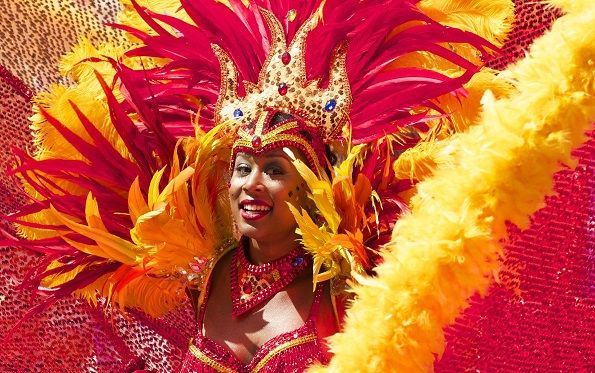 Danseuse de samba en costume au carnaval de Rio - Brésil | Au Tigre Vanillé