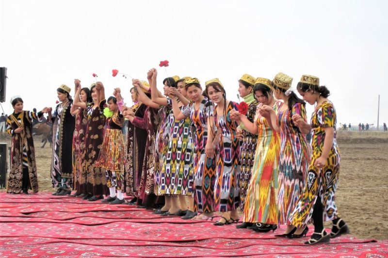 Femmes en habits traditionnels - Ouzbékistan | Au Tigre Vanillé