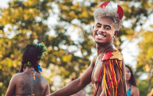 Homme déguisé lors du festival de Rio - Brésil | Au Tigre Vanillé