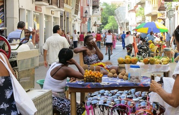 marche-rue-carthagene-colombie Marché dans une rue de Carthagène - Colombie | Au Tigre Vanillé