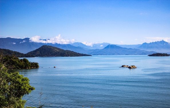 Montagnes dans la baie de Paraty - Brésil | Au Tigre Vanillé