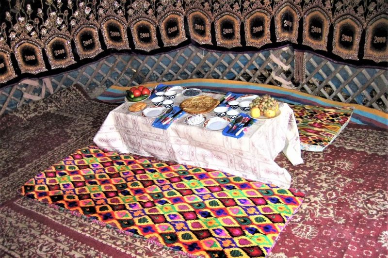 Repas traditionnel dans une yourte - Ouzbékistan | Au Tigre Vanillé