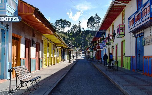 rue-maisons-colorees-salento-colombie Maisons colorées de Salento - Colombie | Au Tigre Vanillé