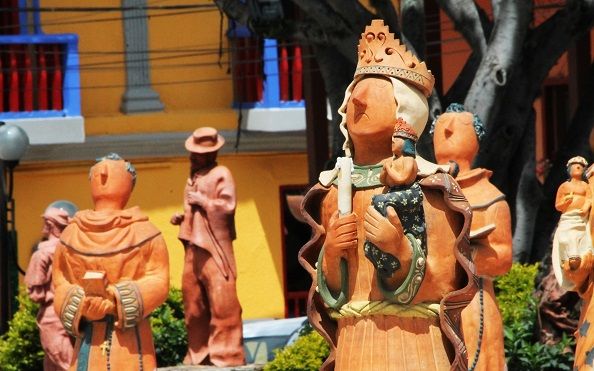 statues-artisanat-raquira-colombie Statues artisanat colombien à Raquira - Colombie | Au Tigre Vanillé