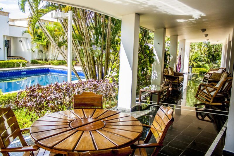 Terrasse de l'hôtel Villa Casuarinas à Cali - Colombie | Au Tigre Vanillé