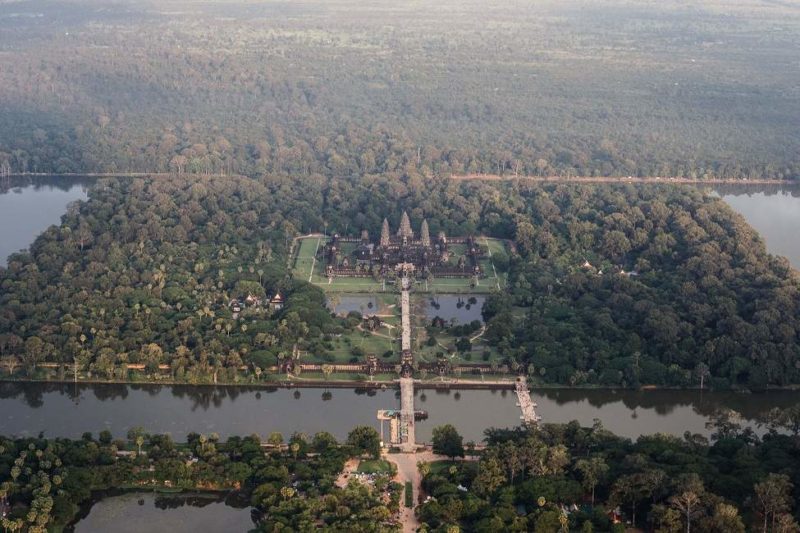Vue depuis un hélicoptère sur Angkor Vat - Cambodge | Au Tigre Vanillé
