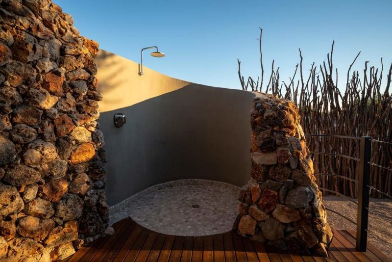 Salle de bains extérieure à Andersson's Camp - Namibie | Au Tigre Vanillé