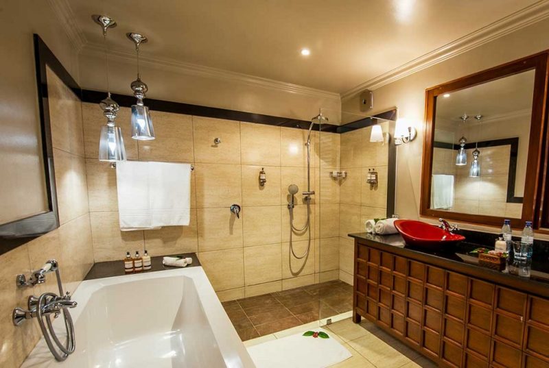 Salle de bains de l'hotel Arusha Coffee Lodge - Tanzanie | Au Tigre Vanillé