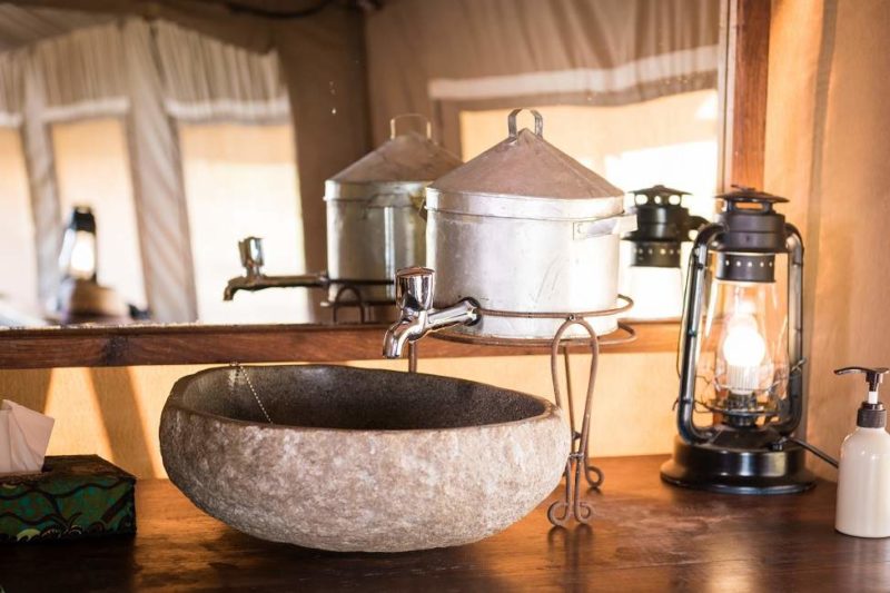 Salle de bains du Ronjo Camp - Tanzanie | Au Tigre Vanillé