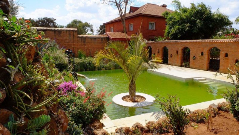 Piscine de l'hôtel Chambres du Voyageur à Antsirabe - Madagascar | Au Tigre Vanillé