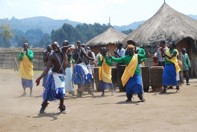 Danse traditionnelle dans un village culturel - Rwanda | Au Tigre Vanillé