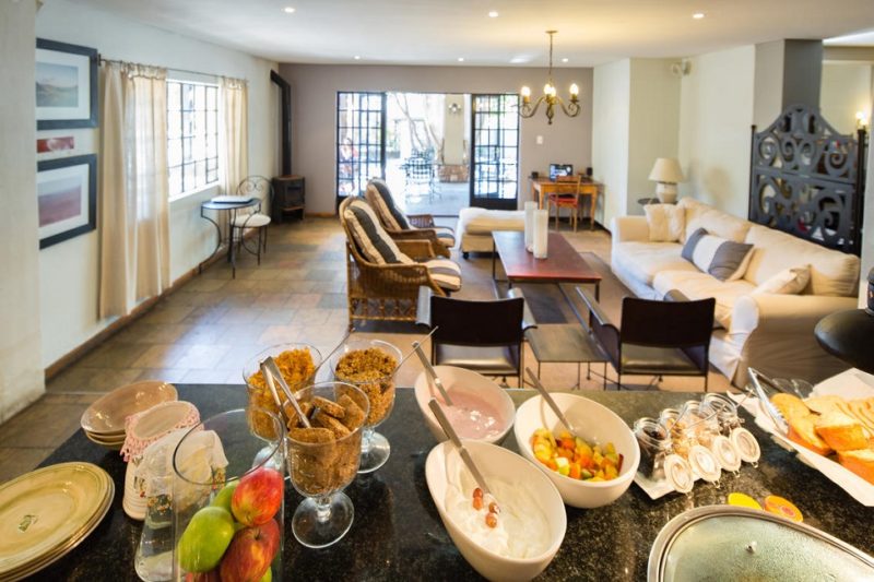 Salon et petit-dejeuner de l'hotel Olive Grove à Windhoek - Namibie | Au Tigre Vanillé