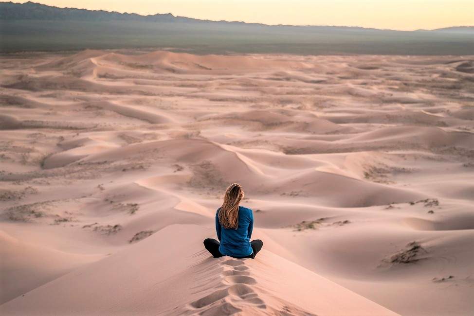 desert-dunes-immensite-gobi-mongolie Femme assise dans le désert de Gobi observant les dunes - Mongolie | Au Tigre Vanillé