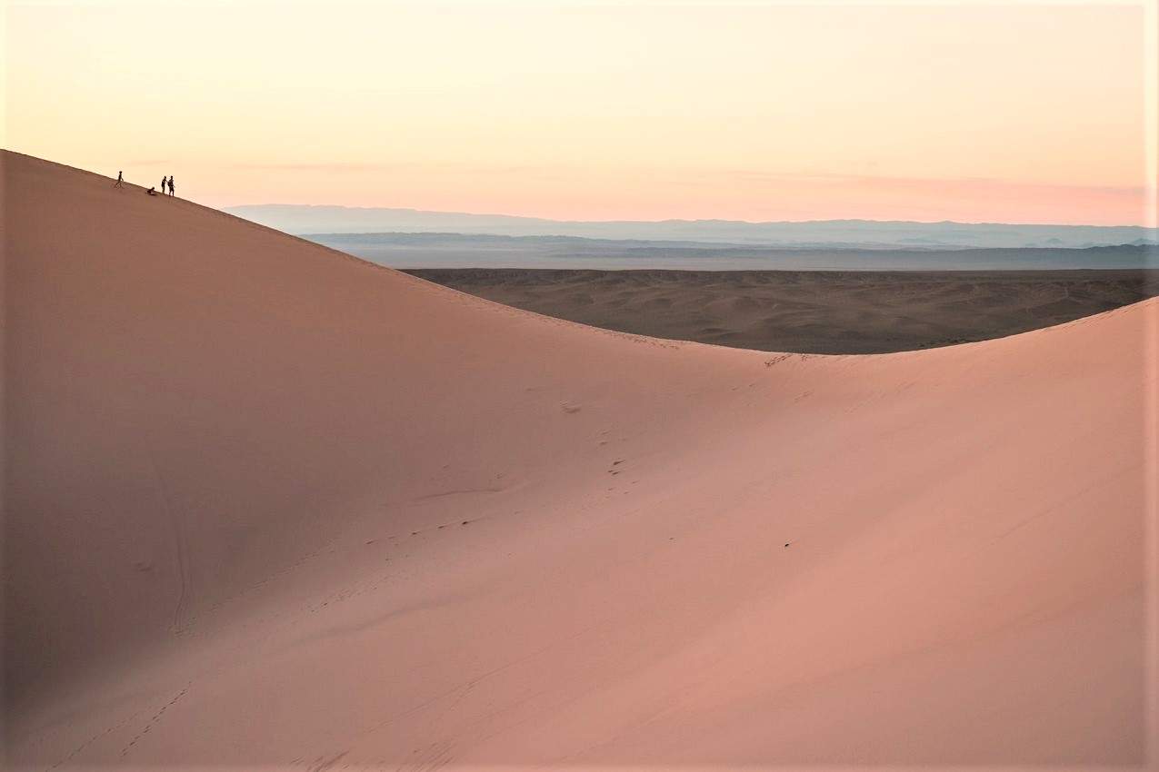 Personnes escaladant une immense dune dans l'Altai - Mongolie | Au Tigre Vanillé