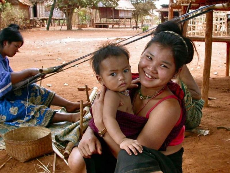Une femme et son enfant dans un village du Ratanakiri - Cambodge | Au Tigre Vanillé
