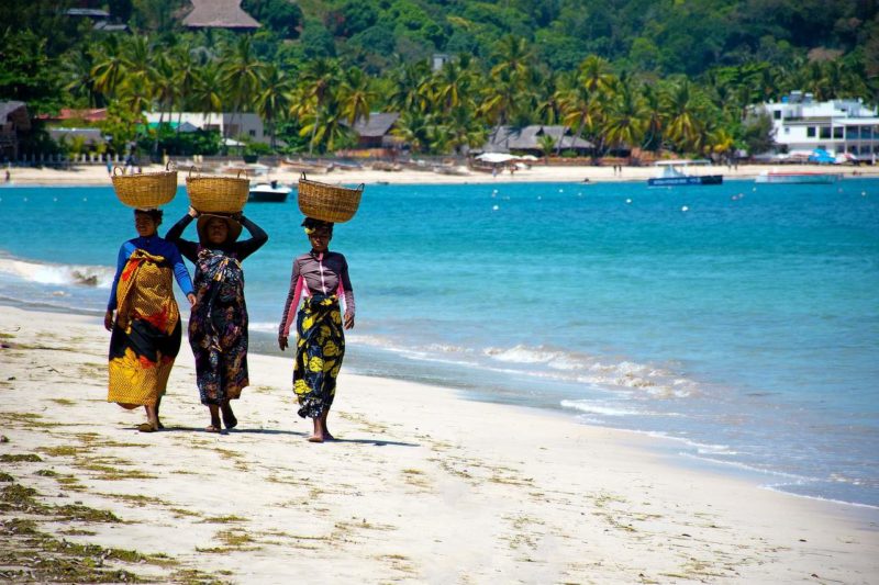 Femmes malgaches sur la plage - Madagascar | Au Tigre Vanillé