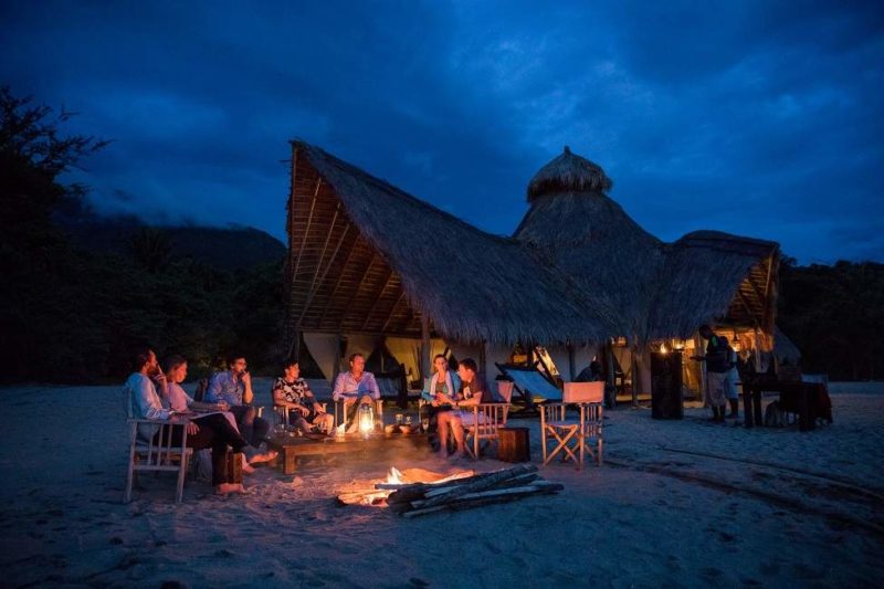 Feu de camp à l'hôtel Greystoke Mahale - Tanzanie | Au Tigre Vanillé