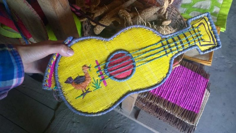 guitare-ateliers-artisans-antsirabe Visite d'un atelier de guitares à Antsirabe - Madagascar | Au Tigre Vanillé
