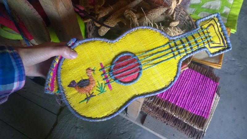 Visite d'un atelier de guitares à Antsirabe - Madagascar | Au Tigre Vanillé