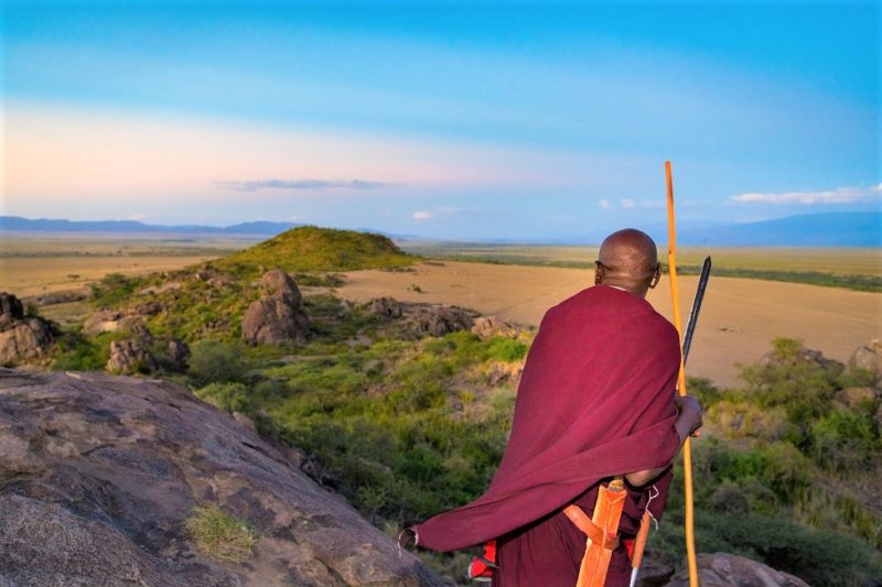 Masai admirant la vue sur la plaine sur le chemin du Lemagrut - Tanzanie | Au Tigre Vanillé