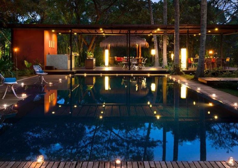 Piscine de nuit et restaurant de l'hôtel Maison Polenka à Siem Riep - Cambodge | Au Tigre Vanillé