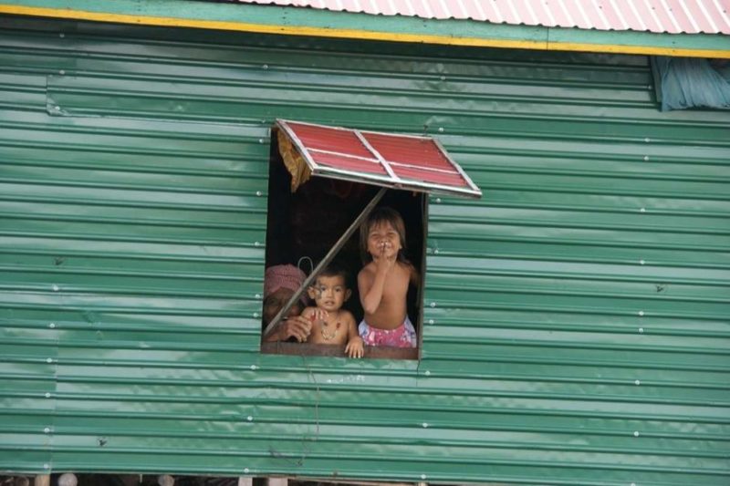 Enfants dans un village flottant du lac Tonlé Sap - Cambodge | Au Tigre Vanillé