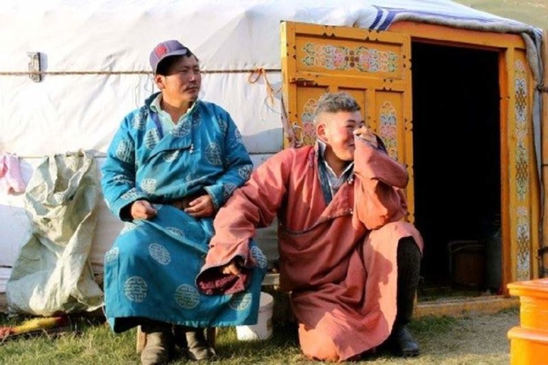 Nomades devant leur yourte prêts à accueillir des hôtes - Mongolie | Au Tigre Vanillé